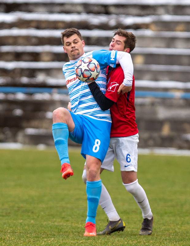 V nedělním krajském derby mezi divizními fotbalisty Humpolce (v modrém) a hostujícím Slavojem Polná (v červených dresech) se z výhry radoval domácí celek.