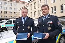 Policisté, kteří zachránili život malému chlapci - vlevo David Knotek, vpravo Jiří Toufar.