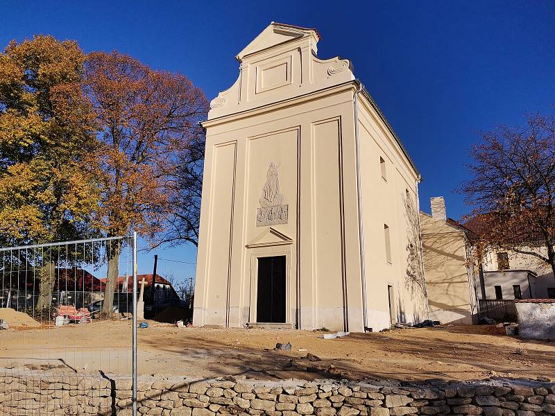Opravená a znovu otevřená kaple Panny Marie Bolestné v obci Kámen
