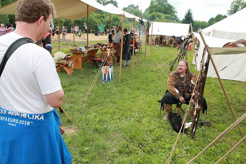 Návštěvníci programu v Červené Řečici využili možnosti prohlédnout si šermíře a jejich vybavení pěkně zblízka.