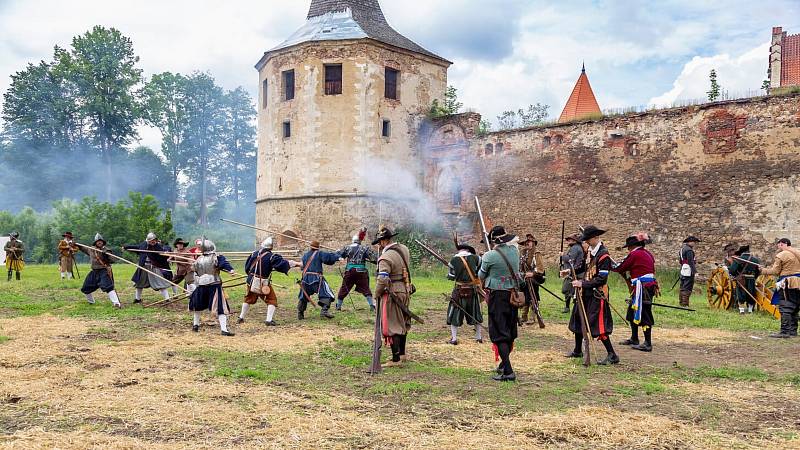 Hlavní program se odehrál na louce pod zámkem. Foto: Vlasta Bourková