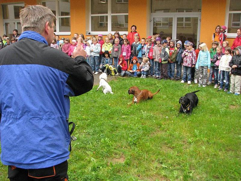 Kynologové mezi dětmi. 