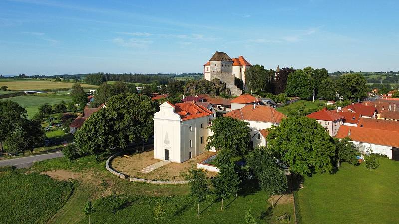 Po několika letech prací se prvního července opět otevřela kaple Panny Marie Bolestné u hradu Kámen.