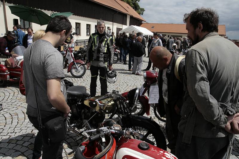 Pacov a okolí patřily v sobotu historickým motocyklům.