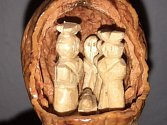 V pelhřimovském muzeu rekordů a kuriozit je nově k vidění vyřezávaný betlém ve vlašském ořechu.