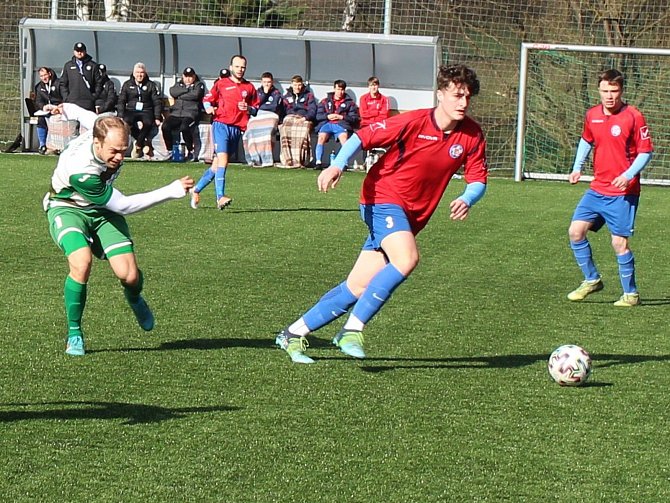 Fotbalisté Kamenice nad Lipou (v zelenobílém) jsou po vydařené podzimní části ve hře o celkový triumf v krajském přeboru.