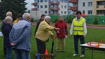 Středeční odpoledne patřilo v Humpolci druhému ročníku sportovních her seniorů. Ještě než začalo samotné klání, přítomní se pokochali pohledem na šikovné mažoretky a poslechli si vystoupení mladé pěvecké dvojice. 