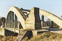 Železobetonový most z roku 1912 spojuje Hořepník s částí Vítovice přes řeku Trnavu