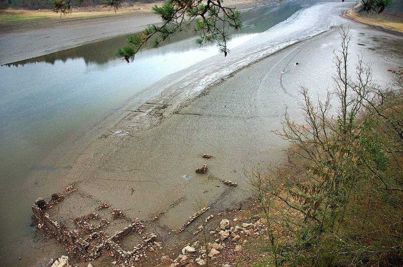 Takhle vypadá přehrada Orlík, když je málo vody.