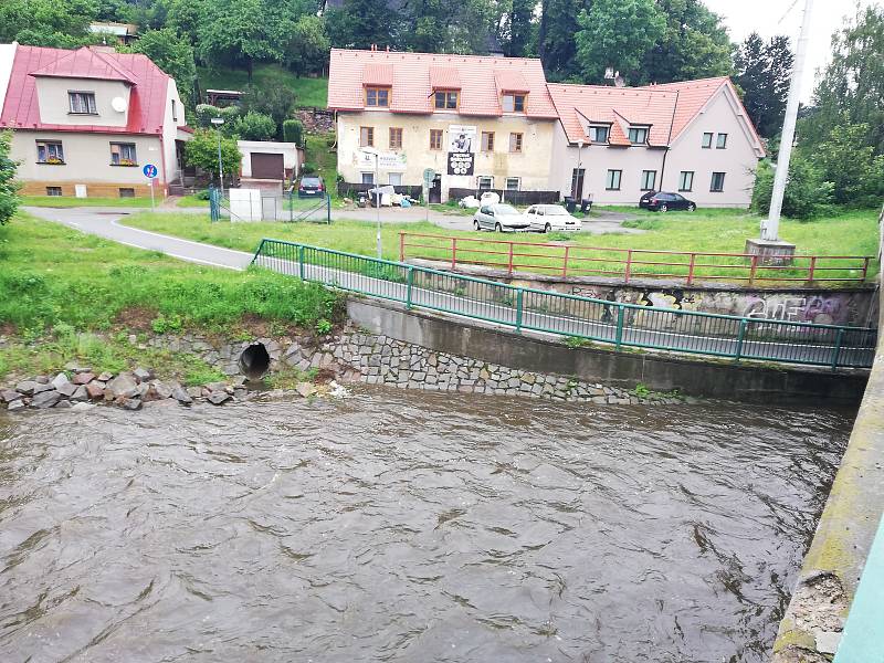 Vzedmutá hladina řeky Jihlava.