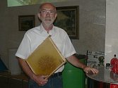 Kvalitní výnosy letos hlásí včelaři v regionu. Na snímku je  včelař František Pokorný ze Žirovnice. 