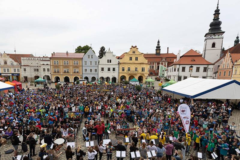 Beethovenovu Ódu na radost zazpívalo v Pelhřimově 2182 dětí.