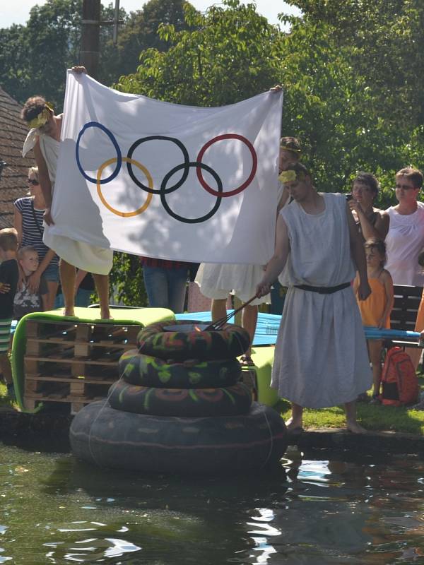 Osmý ročník Putimovské lávky se škodolibými vodníky rozlévajícími žluté a zelené panáky se po tradiční podívané zvrtl v olympijské hry.