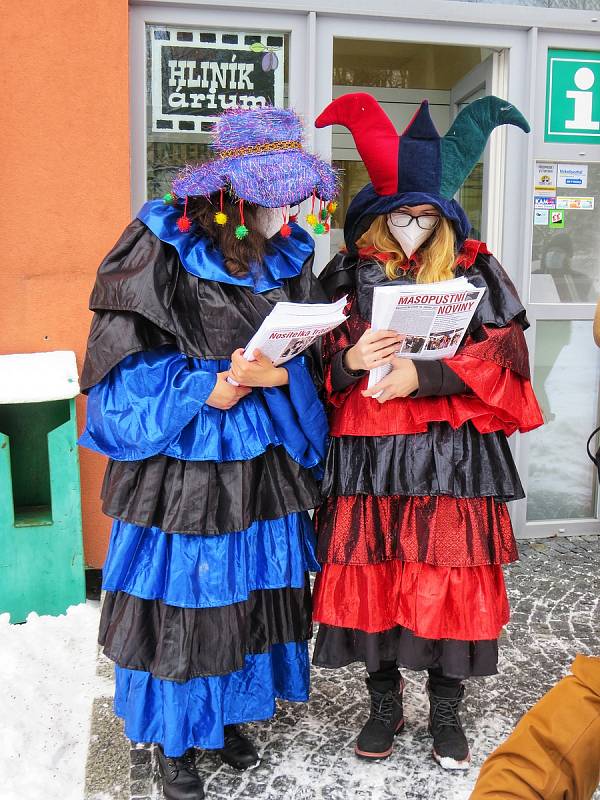 Humpolecký masopust 2021: Masky v rouškách na masopustní úterý dopoledne roznášely masopustní noviny. Foto: Miroslav Galko