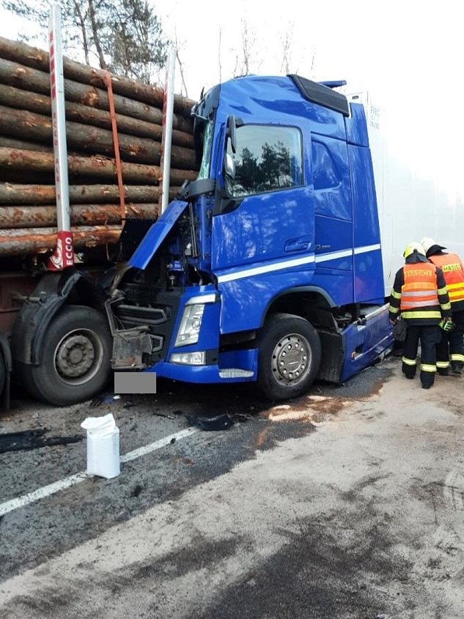 Nehoda dvou kamionů na dálnici D1 u Humpolce.