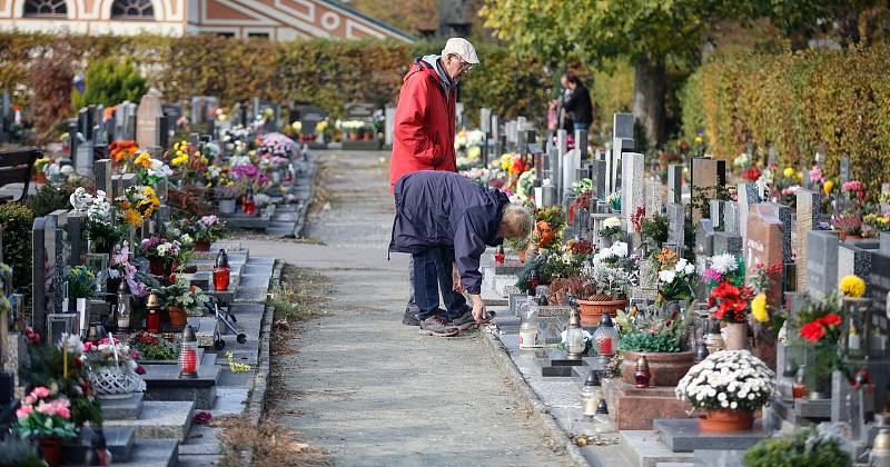 Památka zesnulých či lidově Dušičky na centrálním hřbitově v Pardubicích.