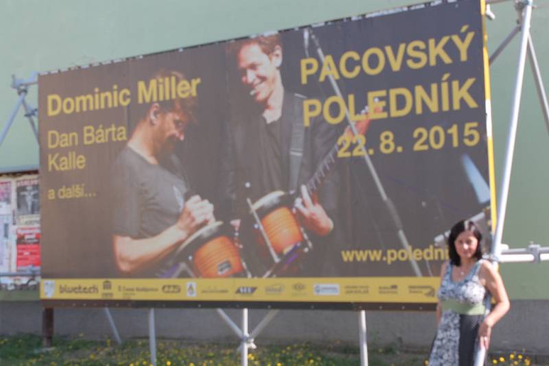 Festivalový billboard mají v Pacově v západní části Vysočiny přímo vedle knihkupectví U Hrušky, které provozuje organizátorka festivalu Jana Hrušková. 