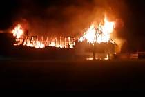 V Samšíně na Pelhřimovsku hořela stodola s truhlárnou. Požár vypukl v pátek večer.
