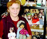 Ladislava Krontorádová už pro panenky vyrobila přibližně stovku oblečků. Všechny své výtvory si doma vystavuje jako dekoraci.