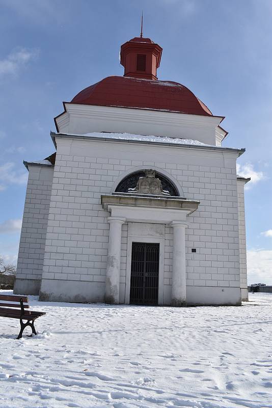 Kaple svatého Kříže v Dalešicích nabízí krásný výhled na městys