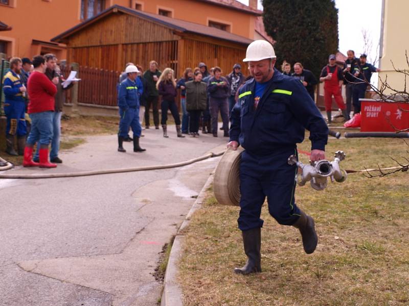 Soutěž v netradičním požárním útoku v Libkově Vodě.