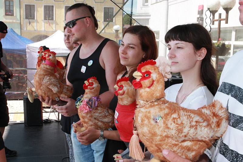 Plyšové slepice vyprovodily na cestu patroni z řad osobností. Na Vysočinu se vydala slepice Libi, jejíž patronkou byla modelka a účastnice soutěže Miss Kateřina Šonková. V Pelhřimově se jich ale představilo všech sedm, které byly součástí kampaně.