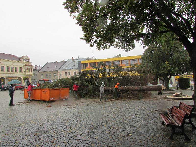 Ve čtvrtek skáceli smrk, který na náměstí rostl už ve 40. letech 20. století. Měřil kolem dvaceti metrů. 