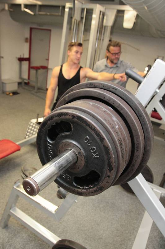 Patnáctiletý Jakub Pelikán udělal dřep s činkou, která vážila 212 kilogramů.