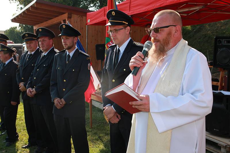 Na slavnosti v Píšti k hasičům promluvil a nově pořízené technice požehnal farář Maxmilián Roman Rylko.