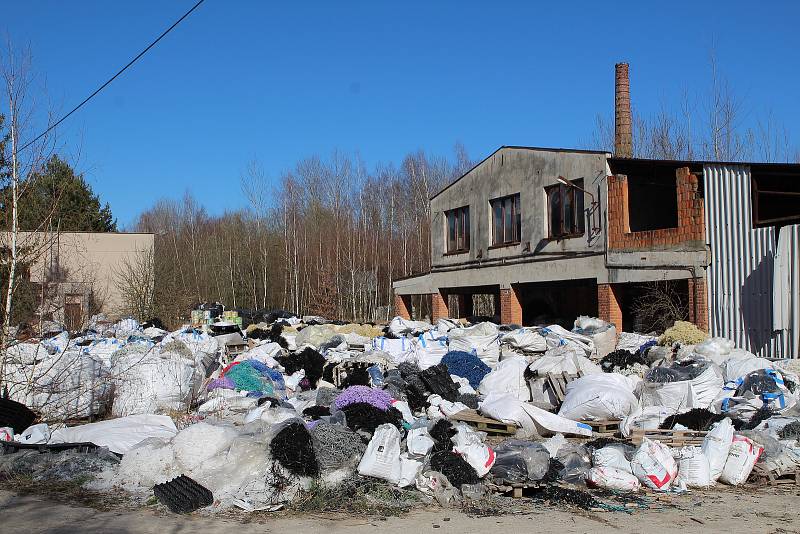 Areál bývalé cihelny ve Stojčíně je plný odpadu