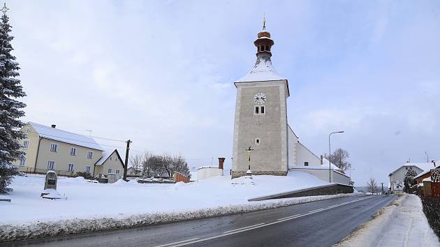 Kostel svatého Petra a Pavla v Obratani.