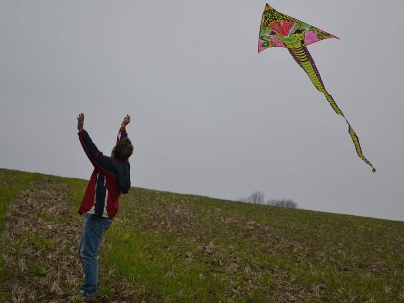 Podzimní pohodové odpoledne strávili všichni ti, kteří se vydali do Hněvkovic pouštět draky. Za odměnu se pak mohli ohřát u šálku teplého nápoje. 