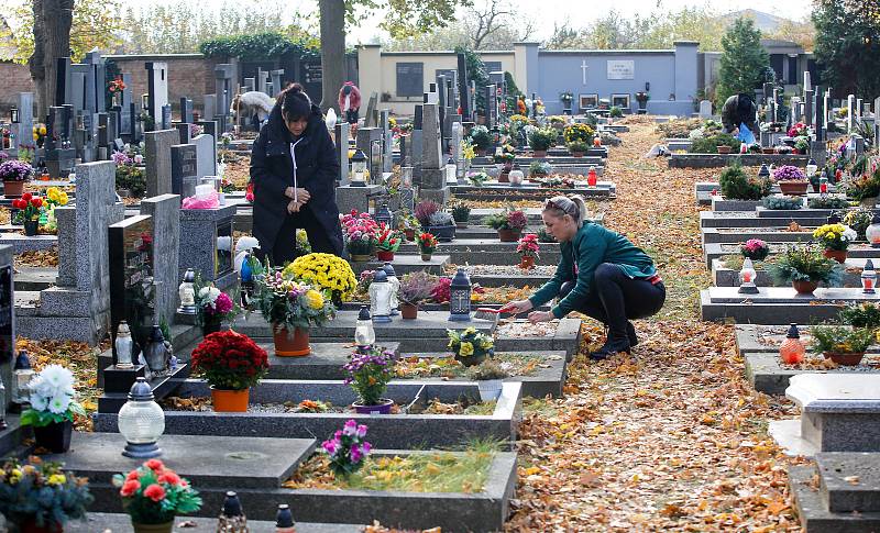 Památka zesnulých či lidově Dušičky na centrálním hřbitově v Pardubicích.