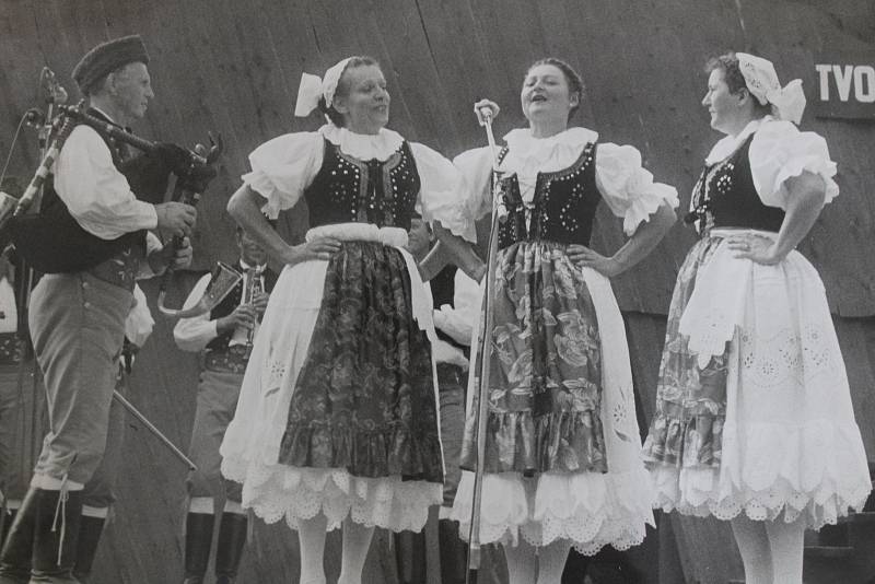 1984 – Podroháčské folklorní slavnosti. Soubor Stražišťan se v roce 1984 zúčastnil IX. Podroháčských folklorních slavností. Na fotografii je (zleva) František Zajíc, Růžena Kučerová, Alena Tenklová a Eliška Dolejšová.