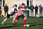 V nedělním přípravném utkání vedli fotbalisté Humpolce (v pruhovaném) nad Speřicemi už 3:0. Hosté však dvěma zásahy zápas zdramatizovali. Z těsného vítězství 3:2 se ale přece jen radoval domácí celek.