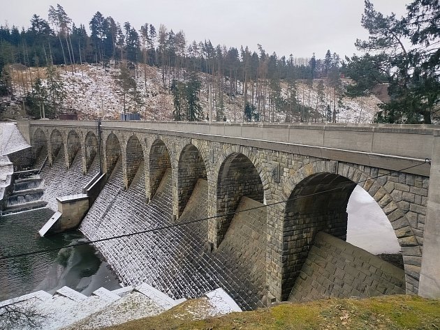 Ikonická kamenná hráz přitahuje jako magnet. Poznejte obec na Vysočině