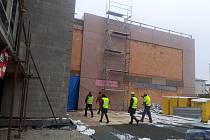 Slavnostní otevření polyfunkčního komunitního centra v Humpolci, kde právě pracují dělníci, je naplánované na konec října.