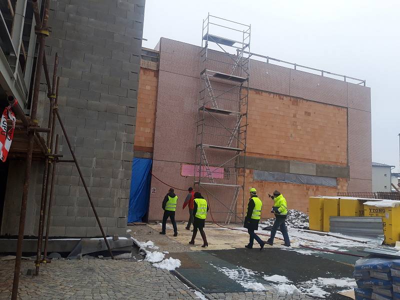 Slavnostní otevření polyfunkčního komunitního centra v Humpolci, kde právě pracují dělníci, je naplánované na konec října.