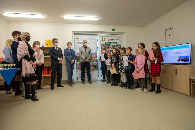 Slavnostního otevření Domova Jeřabina se účastnil například hejtman kraje Vítězslav Schrek, nebo předseda Senátu Miloš Vystrčil.