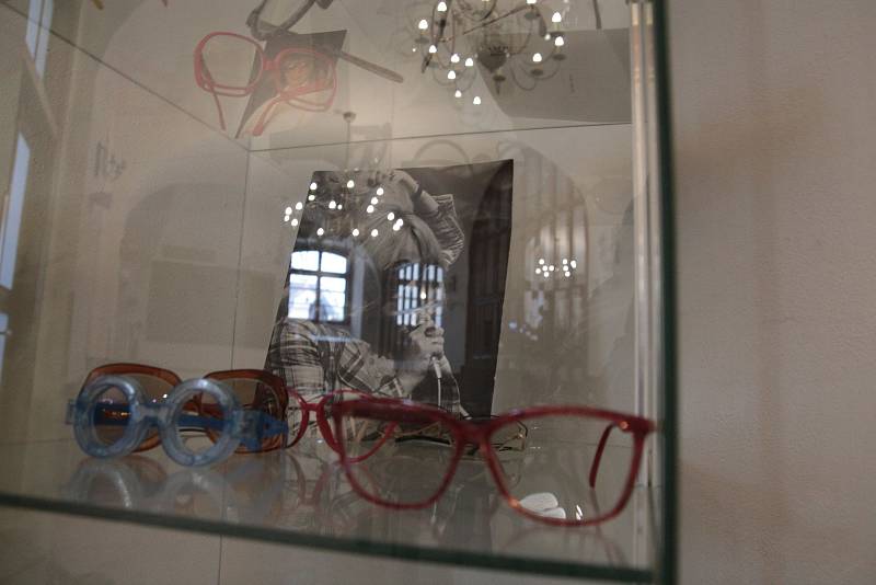 Brýle ve vitríně doplňují fotografie Nadi Urbánkové.