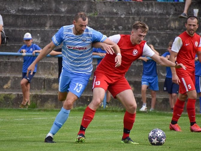 Fotbalisté Humpolec (v modrobílém) během letních měsíců výrazně omladili kádr, což se jim v podzimní části divize vyplatilo.