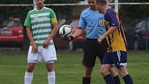 ČÍŽOVÁ PROHRÁLA DOMA S DOUBRAVKOU 0:2. Fotbalisté divizní Čížové (v zeleno-bílém) inkasovali v každém poločase po jedné brance.