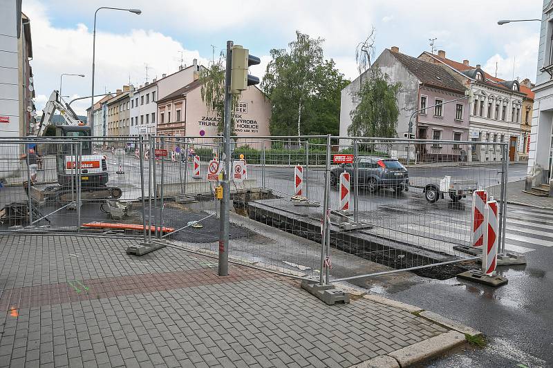 Práce na křižovatce ulic Budějovická a Harantova.