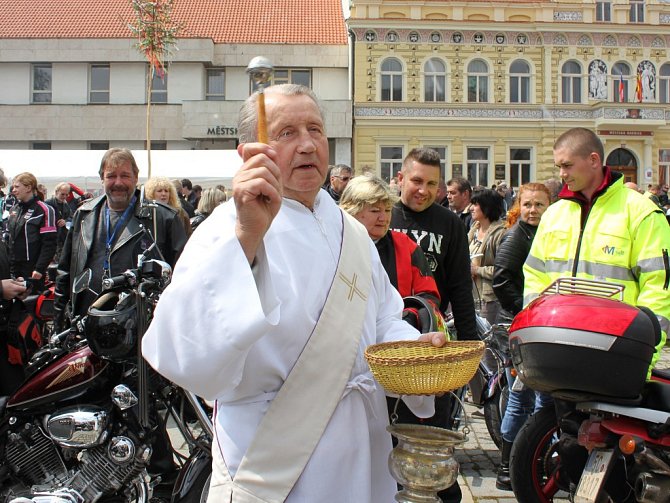 Motorkáři v Milevsku na náměstí.