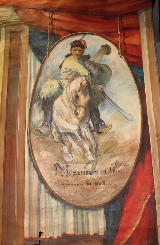 Opona mirotických ochotníků z roku 1924 namalovaná podle obrazů Mikoláše Alše.