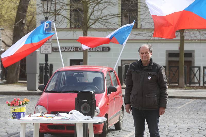 Série demonstrací proti covidovým opatřením a nouzovému stavu pokračovala v sobotu 27. 3. v Písku. Jejím svolavatelem byl Jiří Machač. Účastníků bylo poskrovnu.