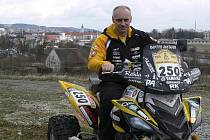 Na snímku je Josef Macháček, pětinásobný vítěz Rallye Dakar na čtyřkolkách při návštěvě Písku i se svým strojem.