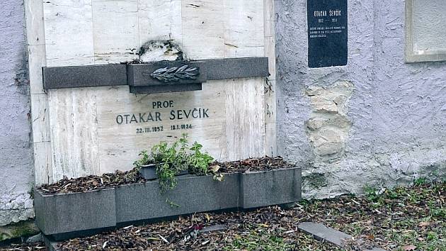 Hrob Otakara Ševčíka na Svatotrojickém hřbitově v Písku není příliš upravený a nyní ještě z náhrobní desky zmizela asi 40 cm vysoká busta.