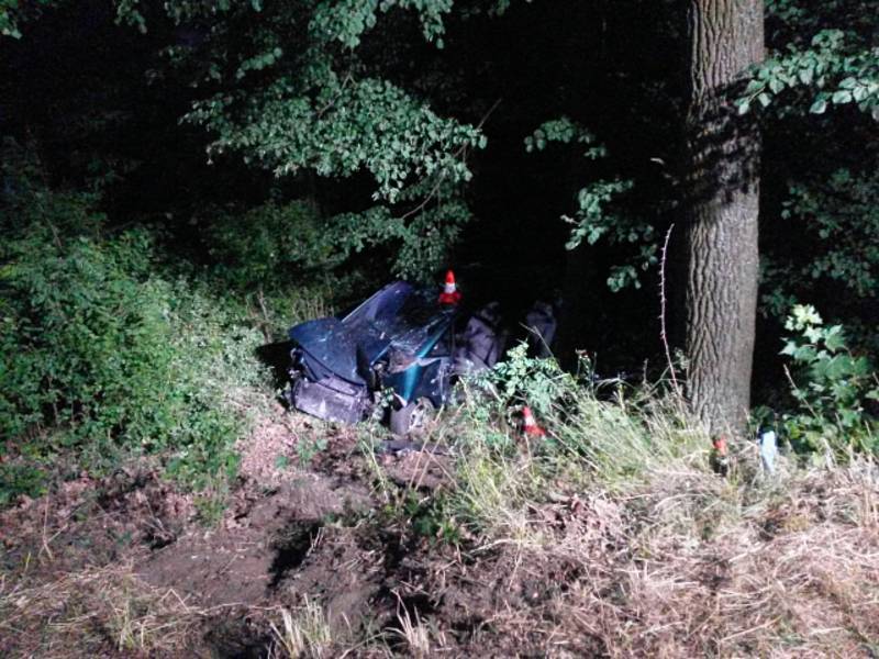 V sobotu před půlnocí u Kožlí havarovalo osobní auto, ve kterém cestovali čtyři lidé. Jeden spolujezdec na místě zemřel. Ostatní s těžkými zraněními odvezla záchranka.