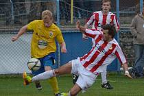 V minulém kole fotbalové divize prohrál Písek v Benešově 0:2. Na snímku z tohoto zápasu fauluje hostující Patrik Basaraba (vpravo) domácího Dominika Němce. Tuto sobotu hostí Písek tým Českého Krumlova.